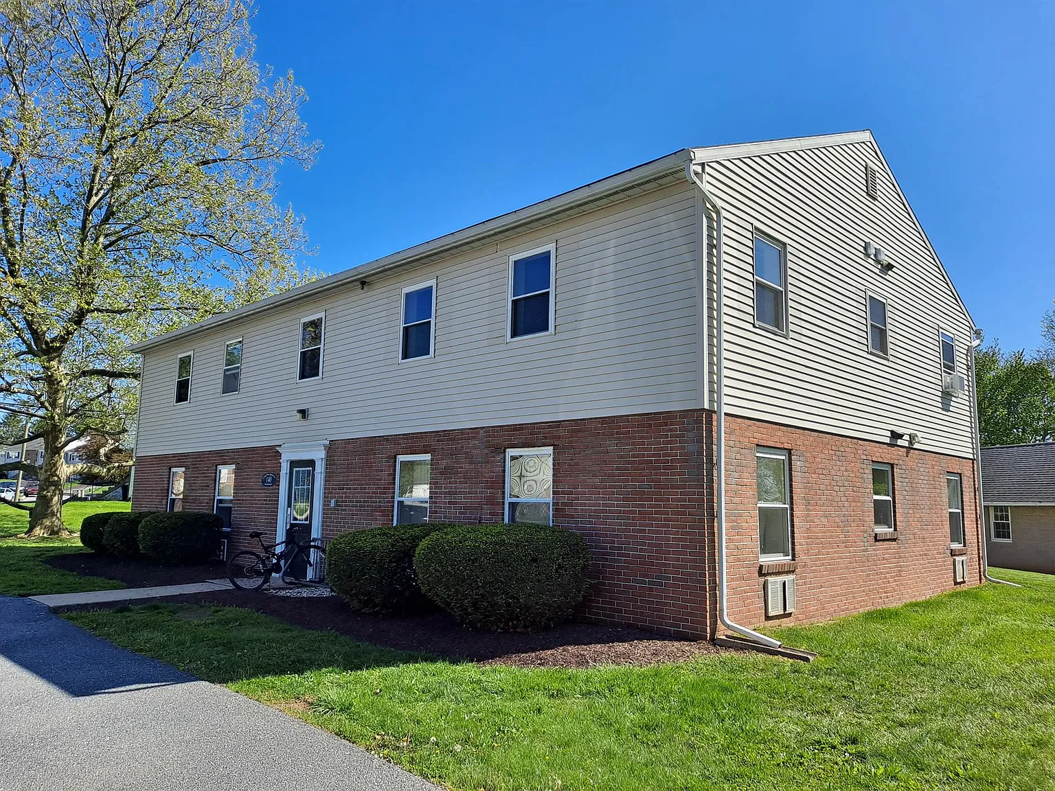 Charlotte Place Apartments — Photo 3
