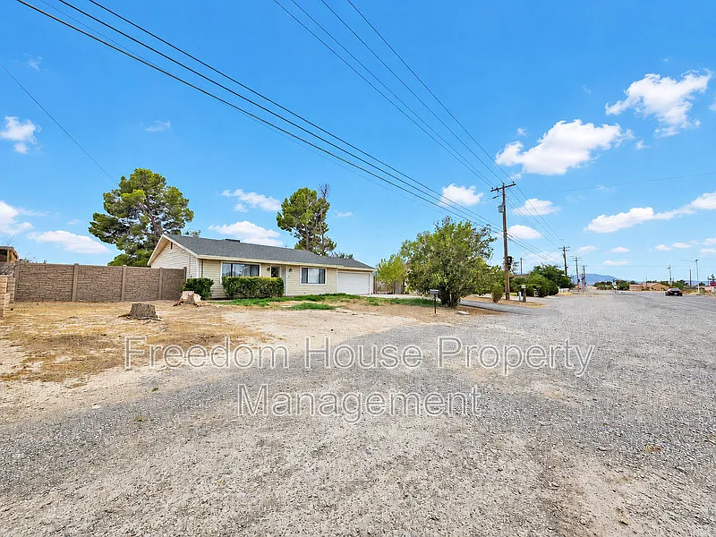 3 bed, 2.0 bath, 1370 sqft, $1,450 — Photo 4
