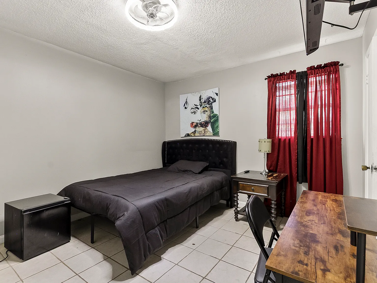 10 bed, 2496 sqft, $575 — Photo 1