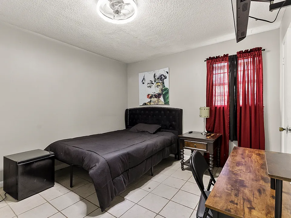 127 22nd Ave NE #2D