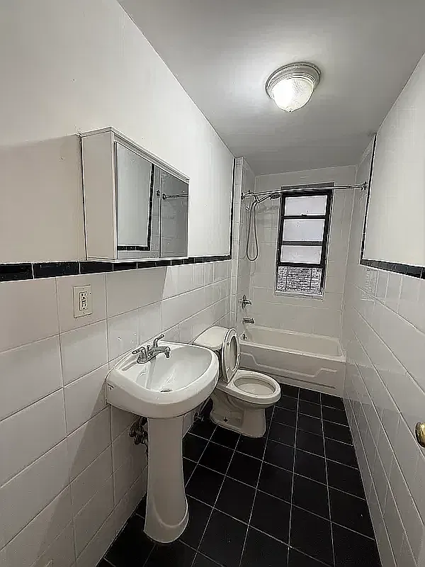 10 Manhattan Avenue — Photo 4