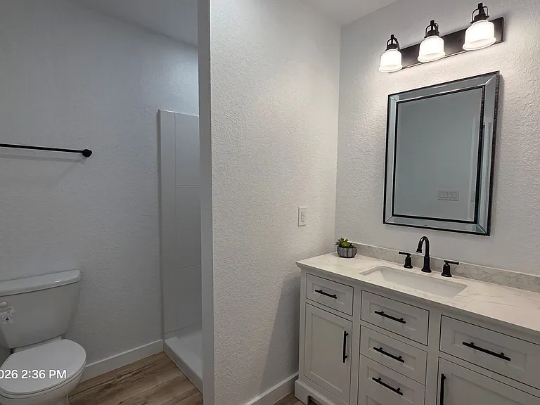 2530 W Woodlawn Ave — Photo 20