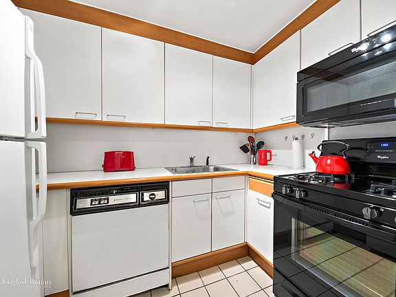 4th image of 188 E 70th St APT 16B