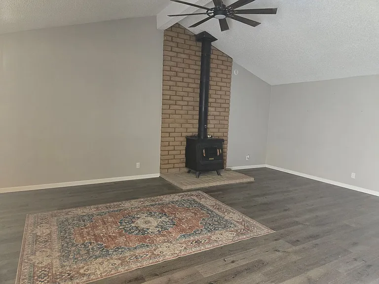1338 N Loop — Photo 2