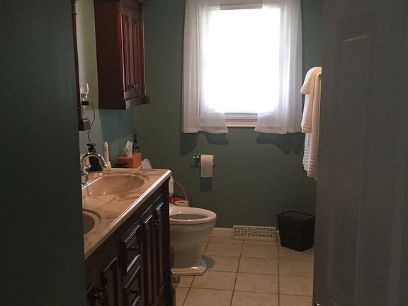 Full bath, double vanity