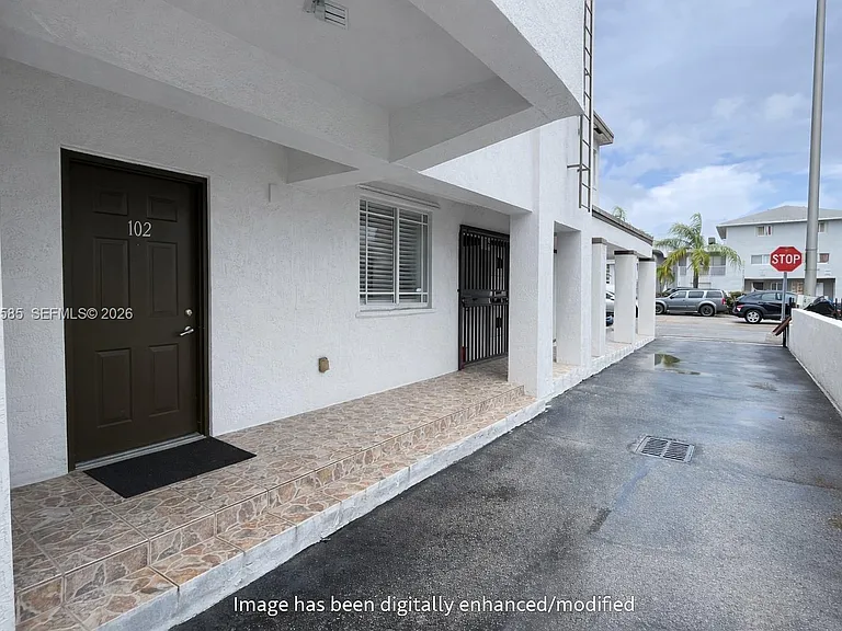 318 E 6th St #102 — Photo 3