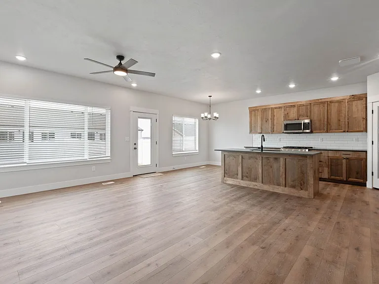 656 Jeanine Dr — Photo 6
