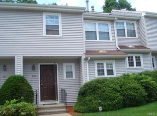 230 Red Oak Ln, Bridgeport, CT 06606