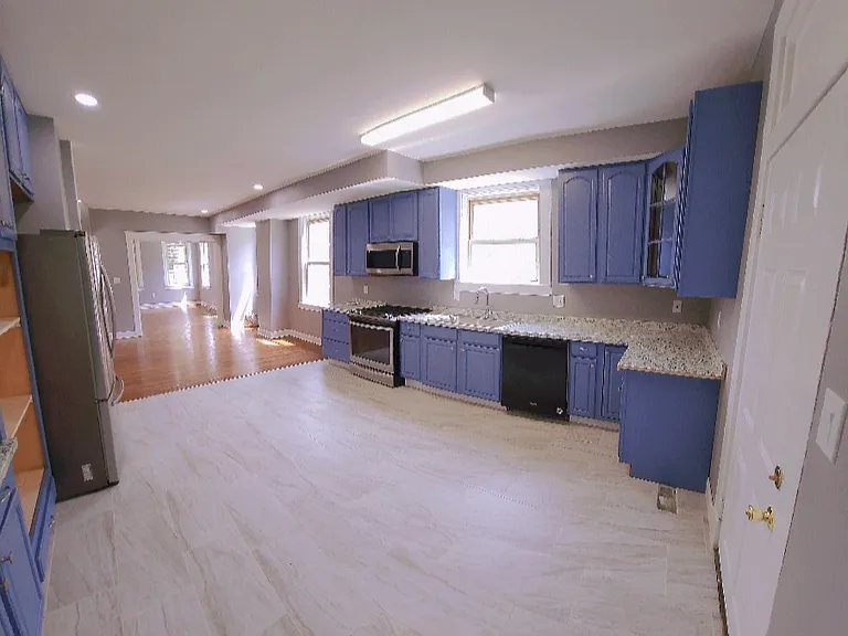 1347 Homestead St — Photo 5