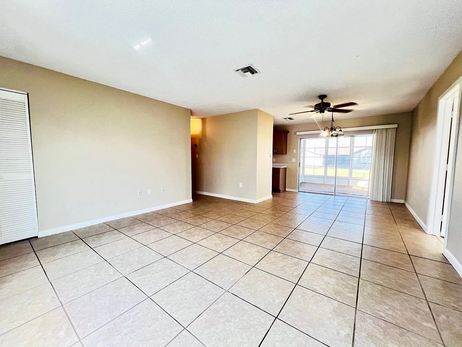 2 bed, 1050 sqft, $1,550 — Photo 2
