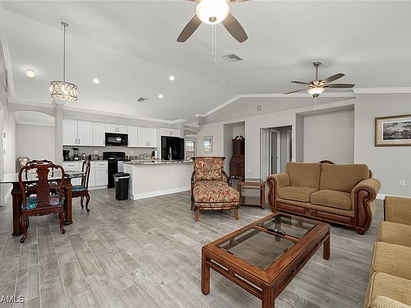 3rd image of 1001 NE 39th Ter