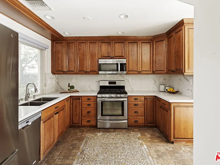 272 N Chester Ave #101 — Photo 21
