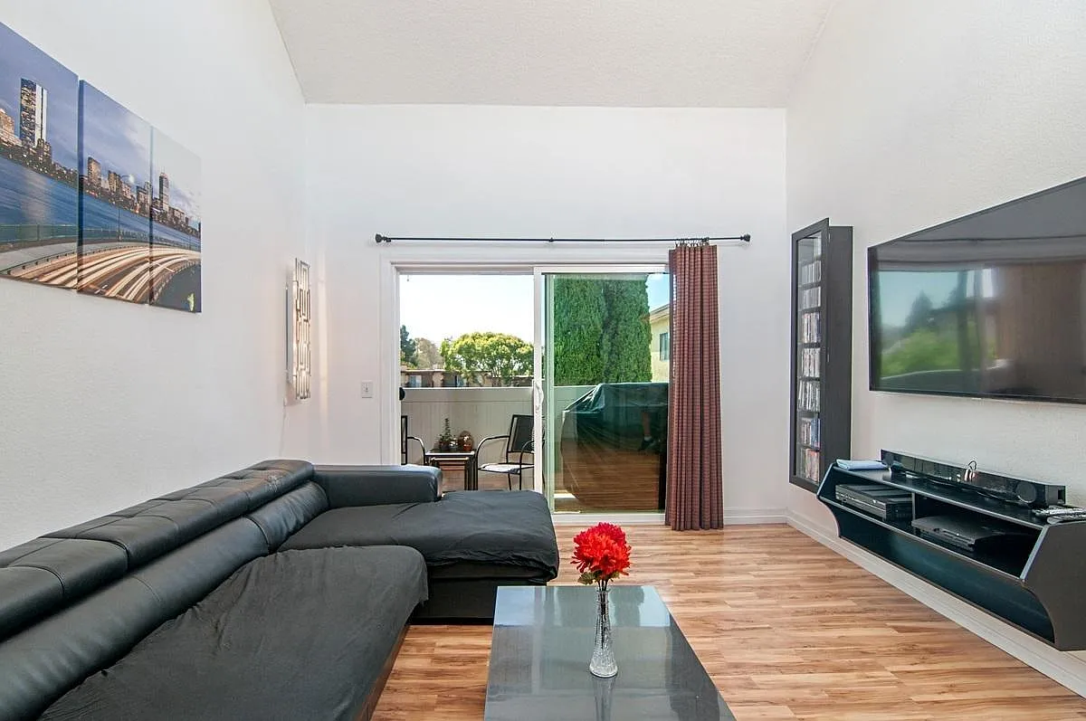 2 bed, 900 sqft, $2,550 — Photo 2