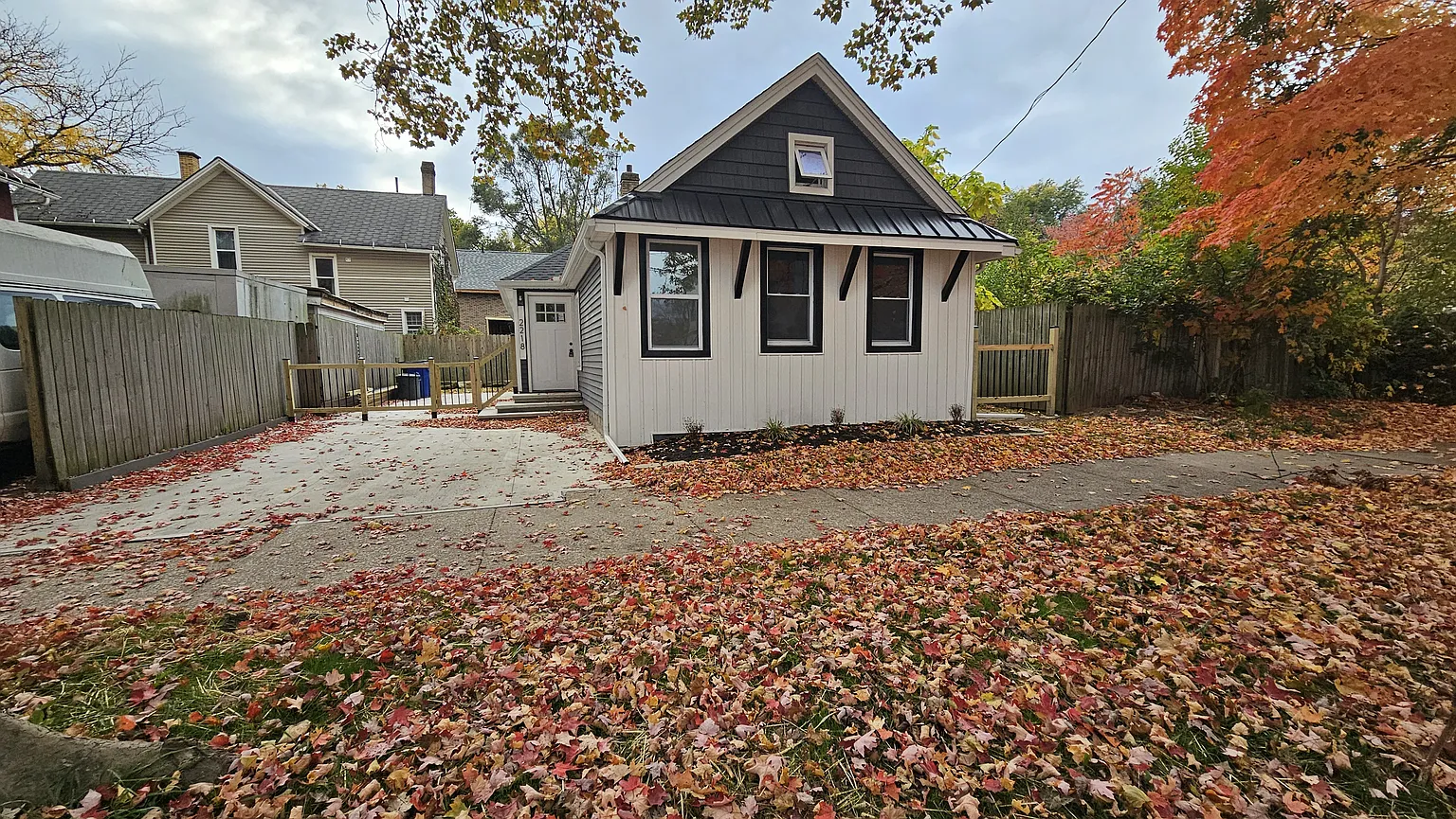 2218 W 30th St photo 1