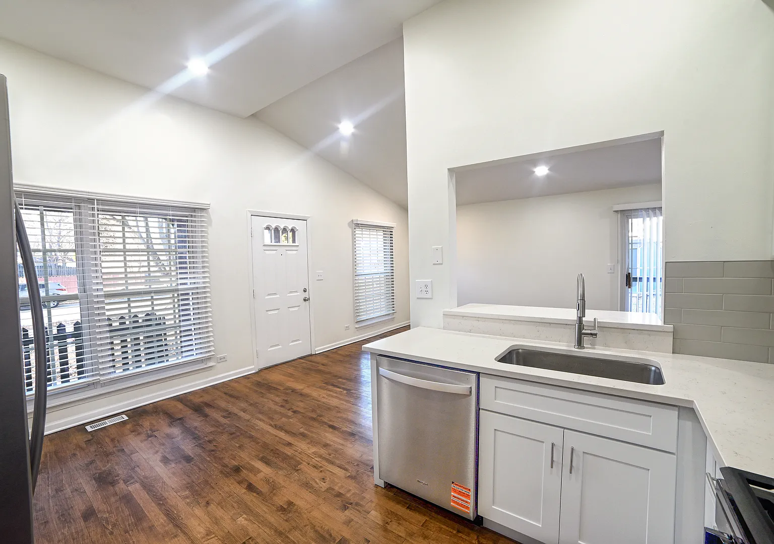 3 bed, 1100 sqft, $2,850 — Photo 4