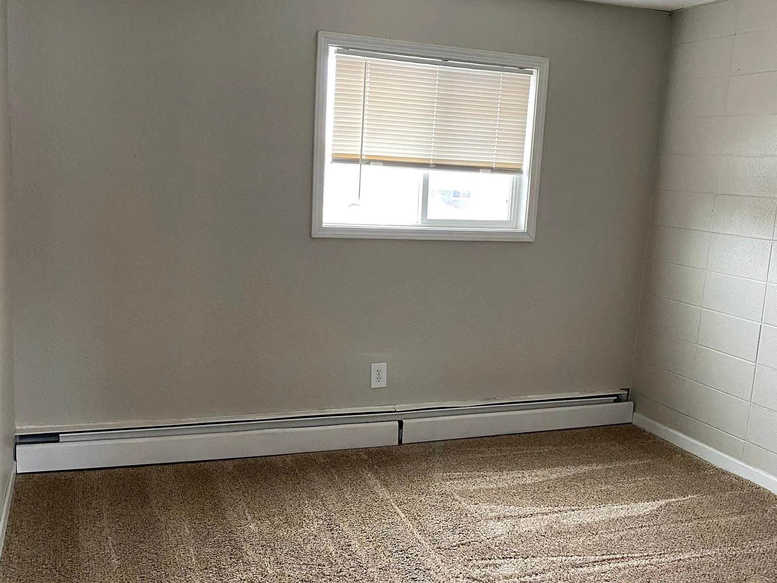 305 Cottonwood Ln — Photo 2