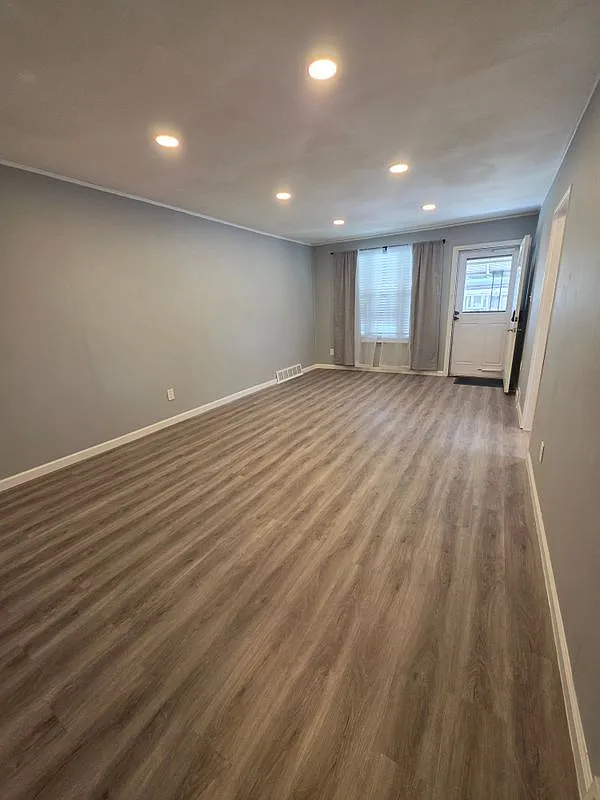 3 bed, 1.0 bath, 1100 sqft, $2,300 — Photo 3