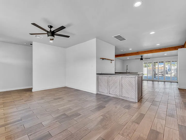 1942 E Mitchell Dr — Photo 3