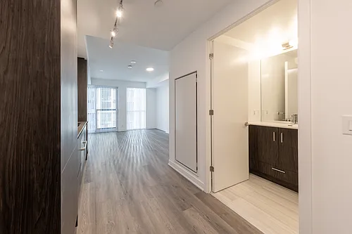 180 Front St E Photo 1