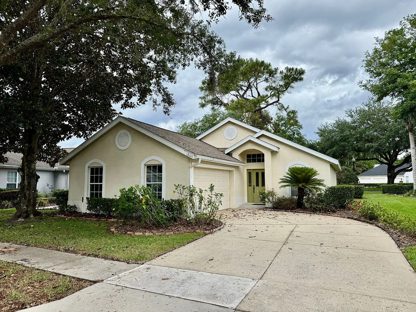Immaculate 2 Bedroom / 2 Bathroom In Country Club Of Mount Dora! — Photo 1