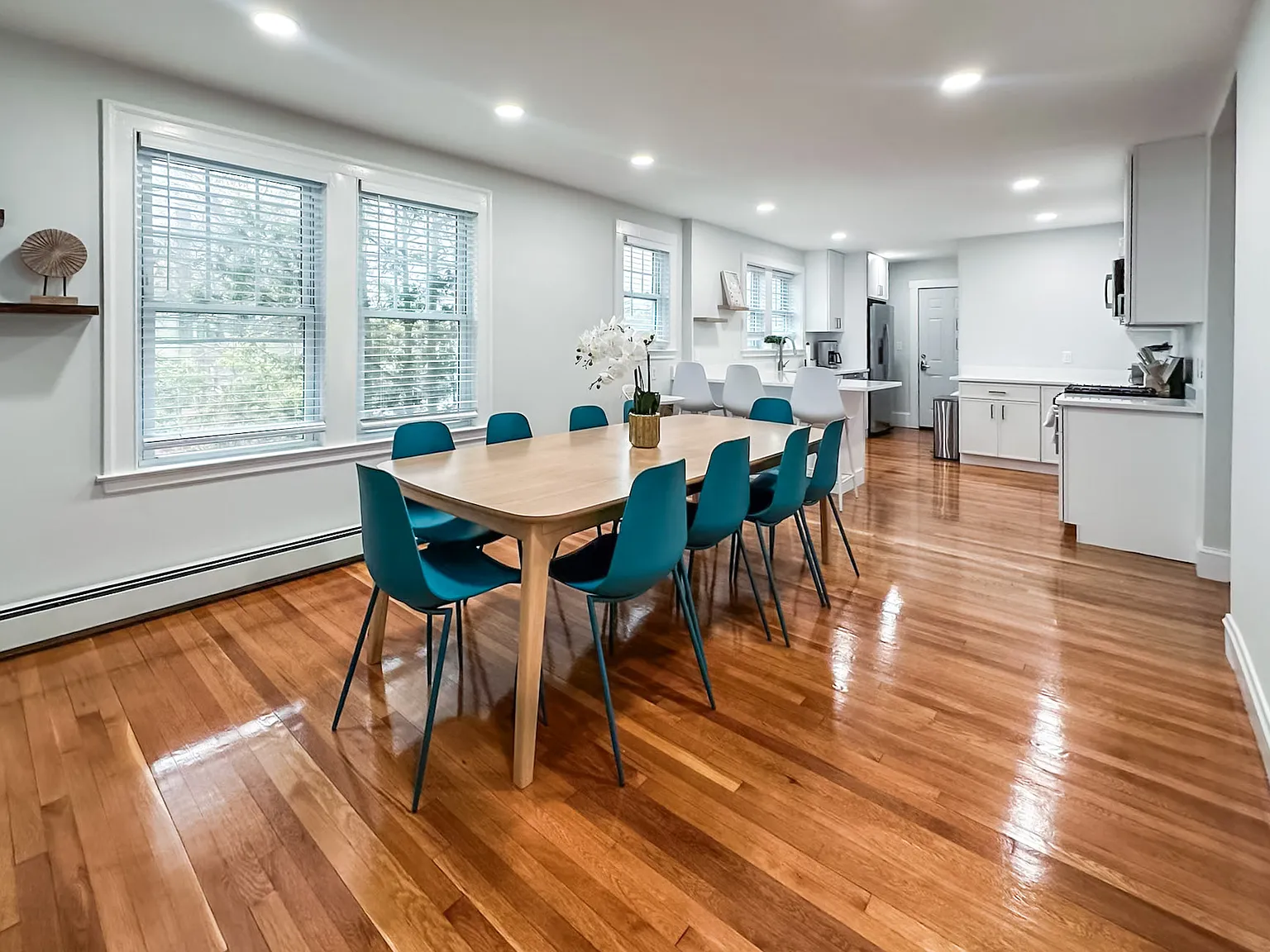 6 bed, 99999 sqft, $5,500 — Photo 2