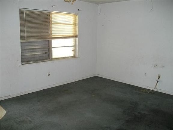 3rd image of 2826 26th Ave N