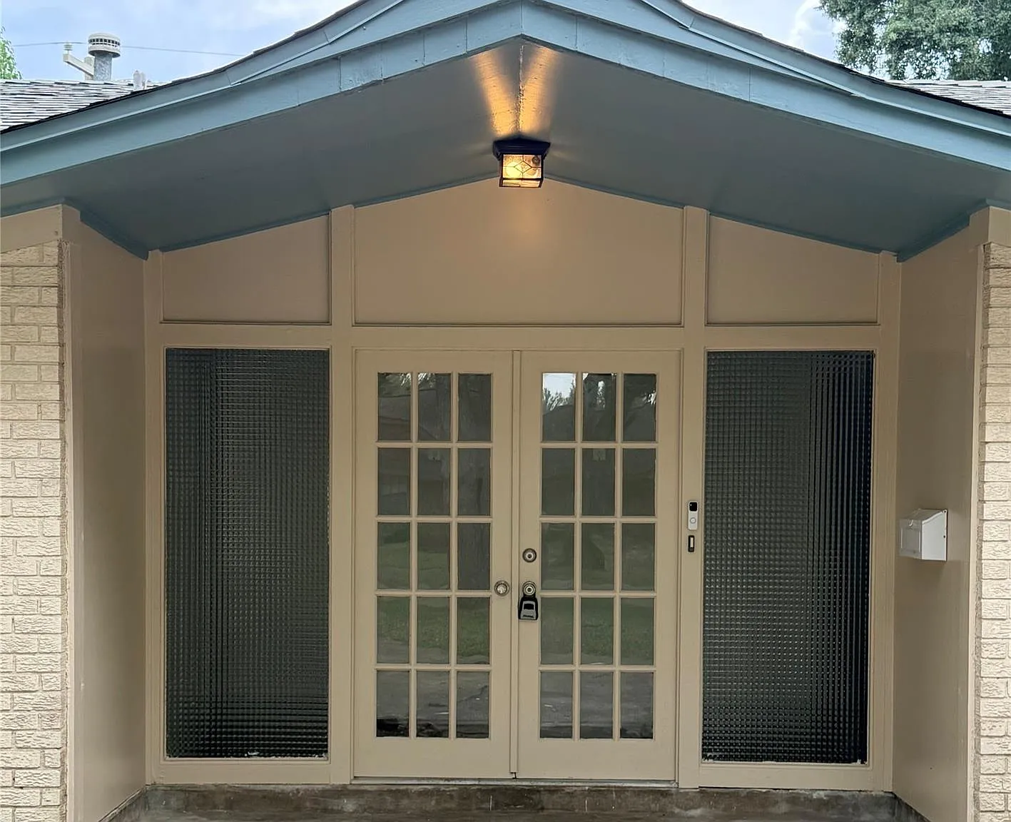 4 bed, 2.0 bath, 1699 sqft, $1,950 — Photo 2