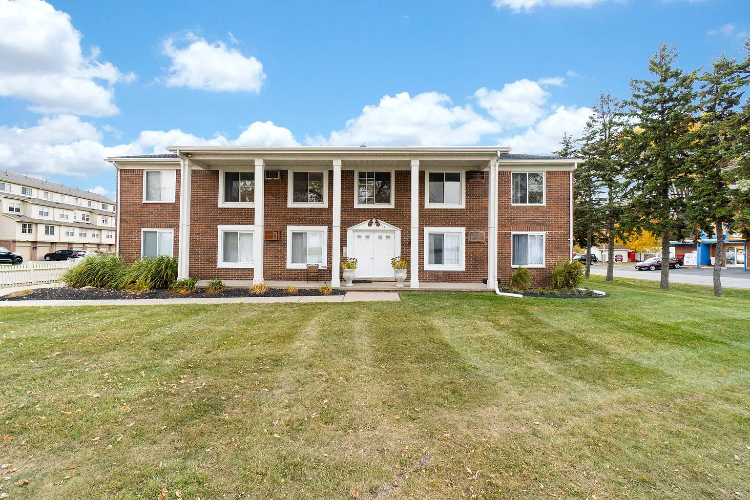 719 E Walled Lake Dr APT 257 photo 1