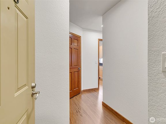 4th image of 909 N I Street #205