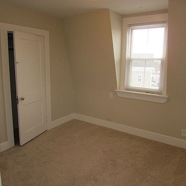 4th image of 944 Washington St