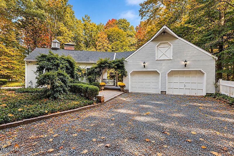 3rd image of 962 Grooms Road