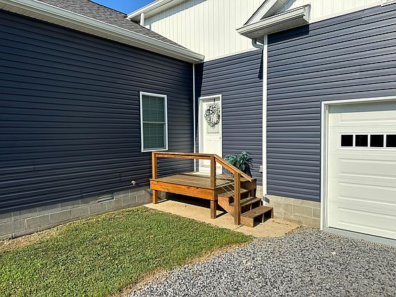 5th image of 60 Lexington Dr
