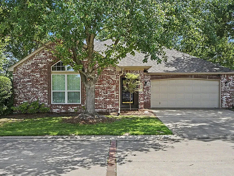 412 N Forest Ridge Blvd — Photo 2
