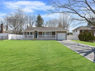 19 Crabapple Ln, Commack, NY 11725