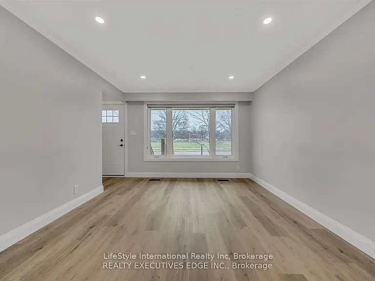 234 Stevenson St N — Photo 4