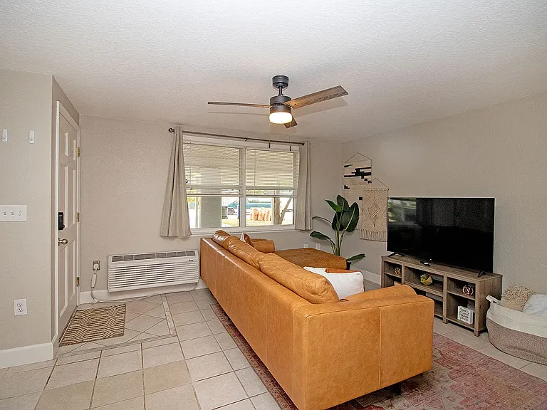 647 Dexter Dr — Photo 3
