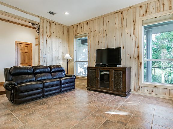 3rd image of 2245 Southern Oaks Dr
