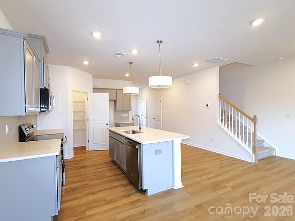 3rd image of 405 Hendley Dr