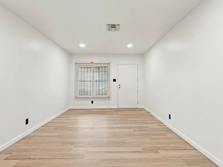 9813 S Van Ness Ave #2 — Photo 3
