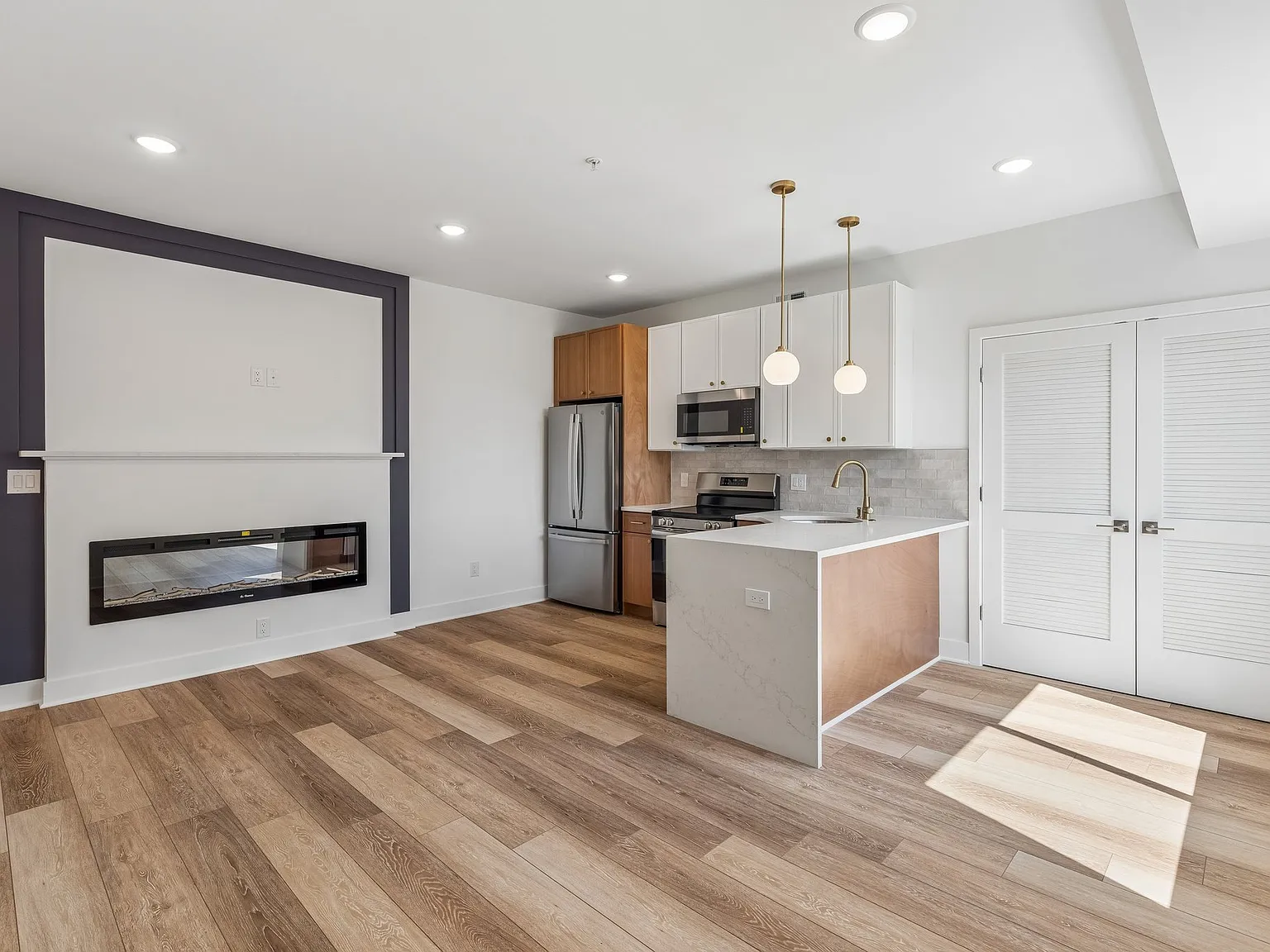 2 bed, 950 sqft, $1,699 — Photo 3