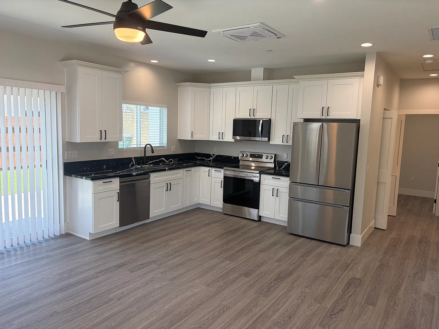 3 bed, 1000 sqft, $3,195 — Photo 3