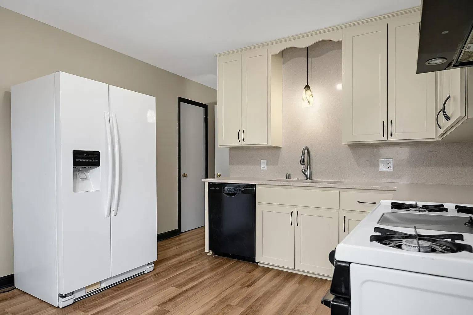 3 bed, 1.5 bath, 2200 sqft, $1,975 — Photo 4