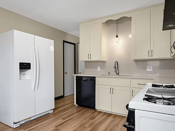Dishwasher, gas range, oversized refrigerator, undermount sink with spray wand, garbage disposal, and range hood vented to outside!