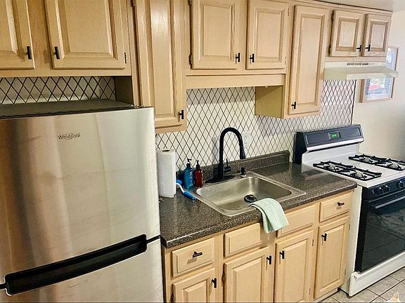 2nd image of 410 W 7th St APT 230