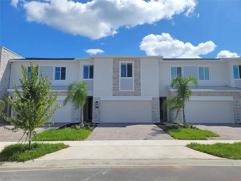 4 bed, 3.5 bath, 1954 sqft, $2,450 — Photo 2