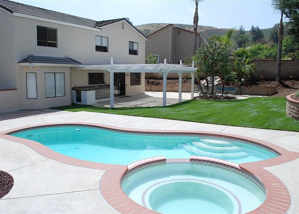 2nd image of 615 Foxhaven Pl