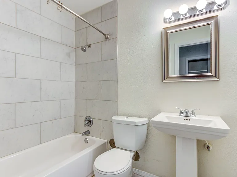 "The Belle Grove" One Bedroom Apartments (Wifi Included) — Photo 11