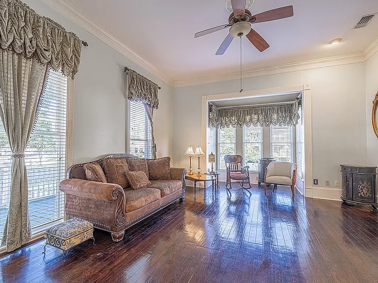 809 Milam St — Photo 4