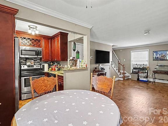 4th image of 718 W Franklin St