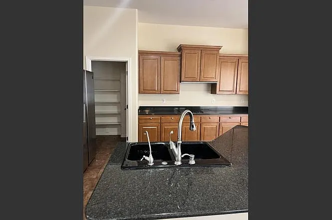 4 bed, 2898 sqft, $2,800 — Photo 3